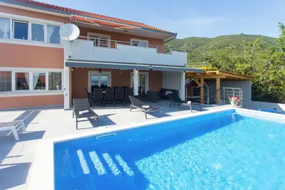 Image de Appartement confortable avec vue imprenable sur la mer et grand jardin avec barbecue
