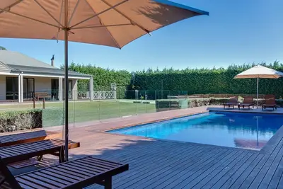 Image de Wildcoast Resort Pool Court Trampoline le lot