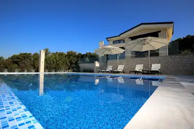 Villa pour 8 personnes, piscine à débordement, vue imprenable sur la baie, endroit calme