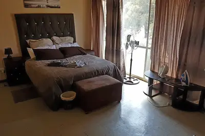 Image de Maison entièrement meublée à côté de Or Tambo
