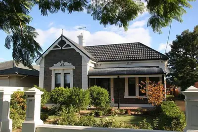 Image de Cheltenham House: 3 chambres, 2 salles de bain villa rénovée
