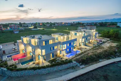 Villa de luxe avec piscine, située au premier rang de la mer