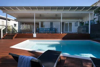 Image de Belmore Tce Beach Pad à seulement 100m de la plage - Pour 10 personnes - 4 Chambres, 2 Chambres, Piscine
