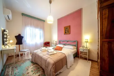 Image de un appartement confortable avec des notes romantiques dans le centre historique de la ville.