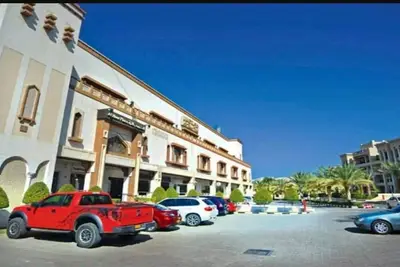 Image de 4 chambres avec salle de bain privée à Madinat Qaboos au centre-ville