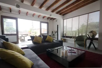 Image de Appartement très bien situé. Ample et confortable. Cheminée et terrasse. Nettoyer