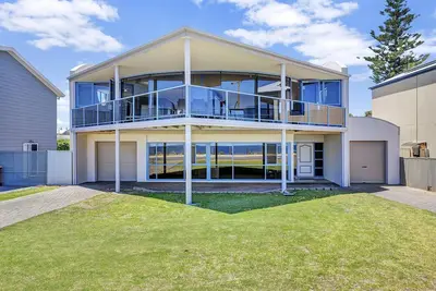 Image de Sail Away - 10 Guests | 6 Beds | 4 Bedrooms | 2 Bathrooms - Master Bedroom: Queen bed, Bedroom 2: 2 King Single beds, Bedroom 3: Queen bed, Bedroom 4: 1 Trio Bunk bed and 1 Single Bed.