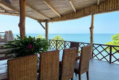 Image de Maison De Plage Incroyable Sur Une falaise, des vues spectaculaires sur l'océan et un accès à la plage privée