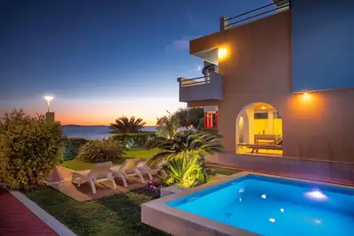 Image de Villa Palmina, villa avec piscine sur la plage.