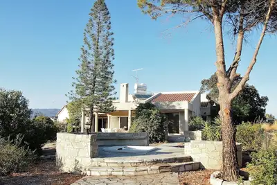 Image de Villa spacieuse à Pareklisia - 3 minutes à la mer, superbes vues et jacuzzi
