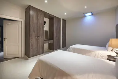 Image de Appartement 2 chambres avec salle de bains privative et deux lits king-size dans le quartier central des affaires de Sandton