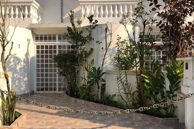 Image de Maison de ville meublée à 200 mètres de la plage avec air cond. (11) 968421927 ce qui est