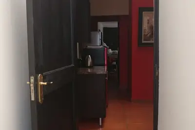 Image de Suite d'hôtes spacieuse et lumineuse située dans un quartier résidentiel central vibey