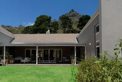 Image de Superbe maison de concepteur avec de belles vues sur Hout Bay Valley dans un cadre sécurisé