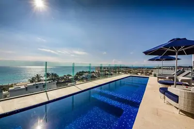 Image de ** Tout Neuf ** Condo 1 chambre directement en face du Mamitas Beach Club