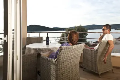 Image de Lux Villa Laguna - Appartement 2 avec vue mer et piscine, à 60m de la mer!
