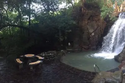 Image de Complexe de maison unique dans une cascade tropicale à l'intérieur de l'Hacienda Llano Grande