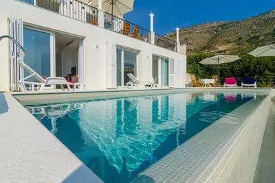 Image de Une magnifique villa de 5 chambres au bord de la piscine, idéale pour vos vacances en famille!