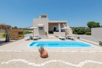 Villa moderne indépendante en bord de mer avec piscine privée. -90m de la plage