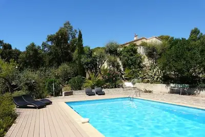 Vue magnifique mer et collines, piscine, très calme. Sur 1 terrain de 1, 5 ha.