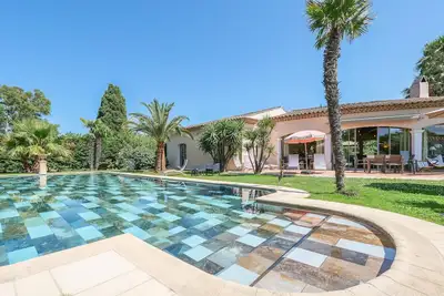 Image de 'bouillabaisse'plage sable fin St Tropez a pieds, piscine, parking fermé,