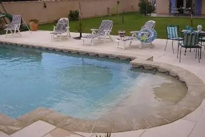Image de Proche colline  avec piscine privée, jolie villa provençale.