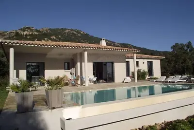 Jolie Villa avec piscine et petite vue mer à Porto Vecchio
