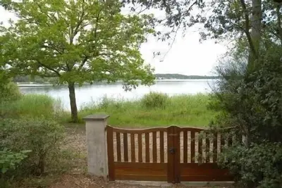 Image de Villa Bord De Lac dans Terrain Arboré de 3000 M2, Calme, ponton privé