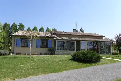 Image de Maison avec piscine cloturée.