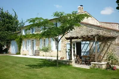 Image de Maison charentaise de charme avec piscine privative 25km de la mer