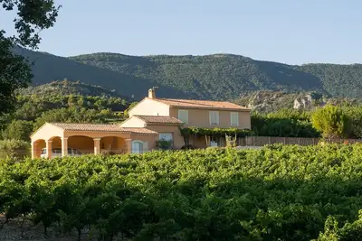 Image de Maison de prestige Sud Luberon au calme, climatisée avec piscine chauffée