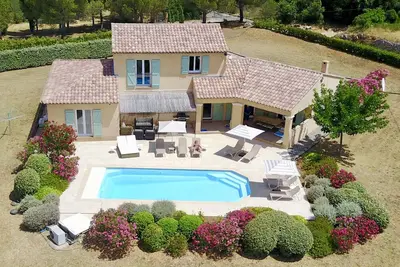 Image de Superbe villa provençale, joliment meublée avec piscine chauffée sur 1, 5 hectares