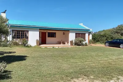 Image de Cottage de luxe avec une vue magnifique sur un lac dans une réserve naturelle près de la mer