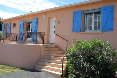 Villa piscine privée dans un village à 15 min de la Méditerranée Vue splendide