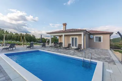 Image de w / piscine Villa moderne, à quelques minutes, entouré par la nature de la mer