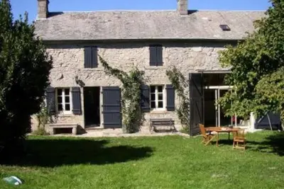 Image de Maison de campagne avec piscine dans un havre de paix au milieu des bois