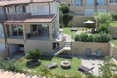Image de Maison de luxe du sud de l'Italie avec vue sur la mer dans la zone de vacances et accès à la piscine