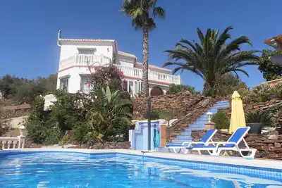 Image de Grande maison de campagne bien entretenue avec piscine privée et vue impressionnante