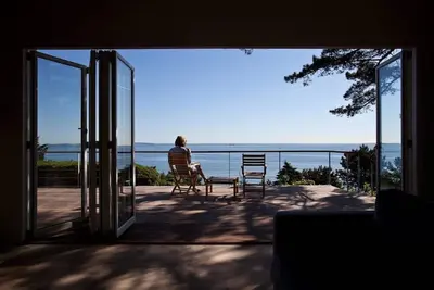 Image de Grande maison de vacances avec vue imprenable sur le front de mer et maison d'hôtes séparée pour 12 personnes