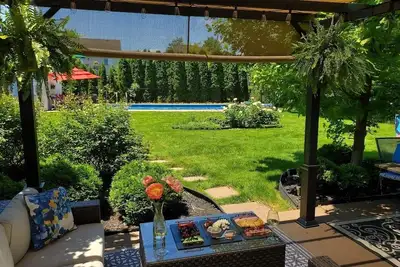 Image de Cottage de luxe à aire ouverte avec grande piscine et jardin