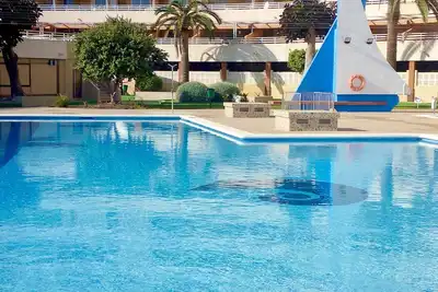 Appartement en bord de mer, vue frontale sur la mer, piscines, tennis