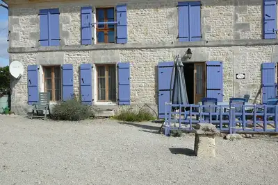 Image de Spacieux chalets restaurés avec amour avec piscine, emplacement pratique