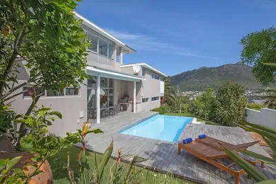 Image de Villa d'architecte de luxe avec piscine et vue imprenable sur la mer et la montagne