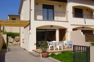Vacation home in Costa Brava: private garden, community pool.