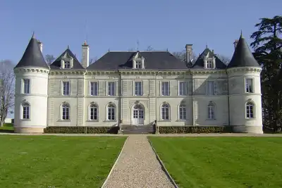 Image de Beau château avec piscine et parc dans la vallée de la Loire