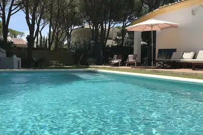 Image de Villa avec piscine dans l'urbanisation Roche à 350 m de la plage