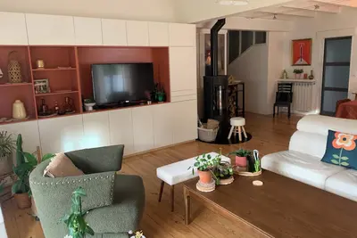 Image de Grande maison conviviale avec jardin dans quartier résidentiel calme
