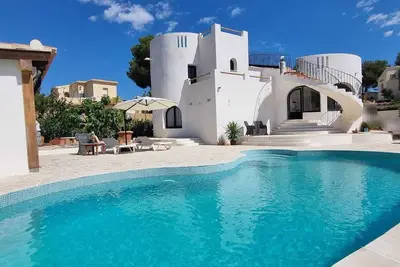 Image de Piscine privée et jardin. Wi-fi gratuit, Air Con dans toutes les chambres, salle de jeux, Uk Tv