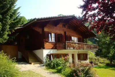 Image de chalet spacieux avec grand jardin sur le versant sud-dessus Küblis - Klosters \/ Davos