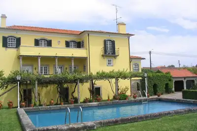 Image de Noble House siècle. Xviii avec piscine partagée, un balcon et une vue spectaculaire!